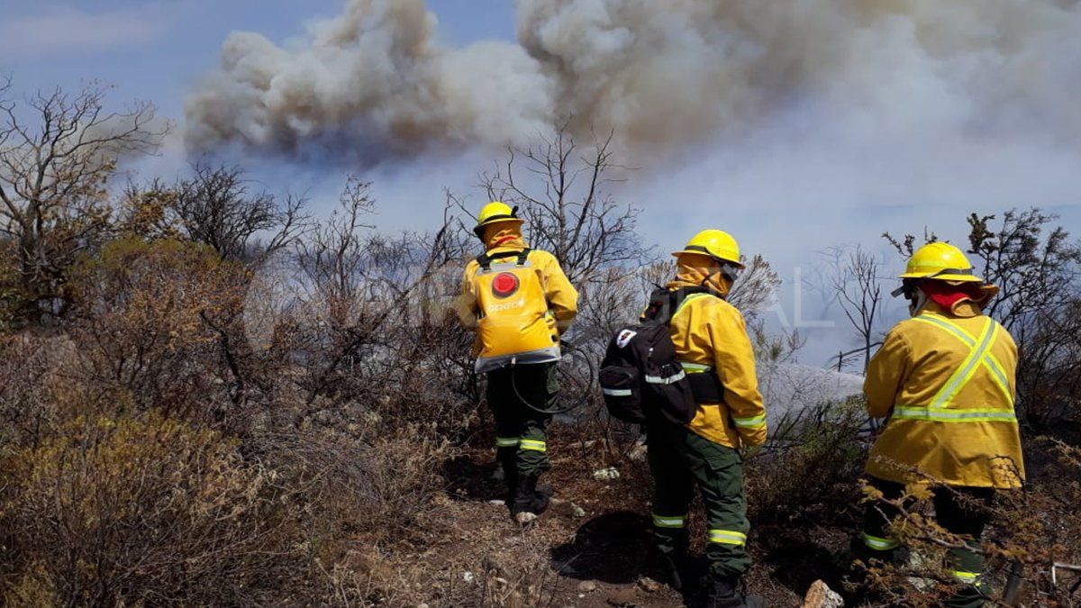 En el primer día de combate de incendios, los bomberos santafesinos trabajaron en la zona de Oro Grueso, al noroeste de la provincia de Córdoba.