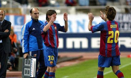El momento del ingreso de Lionel Messi por Deco, quien había marcado el único gol de aquel partido frente a Espanyol, el 16 de octubre de 2004. El momento del ingreso de Lionel Messi por Deco, quien había marcado el único gol de aquel partido frente a Espanyol, el 16 de octubre de 2004.