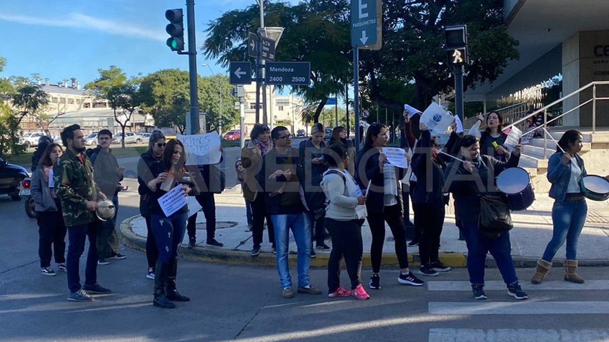 Se manifestaron en la esquina del Correo, en Mendoza y 27 de Febrero.