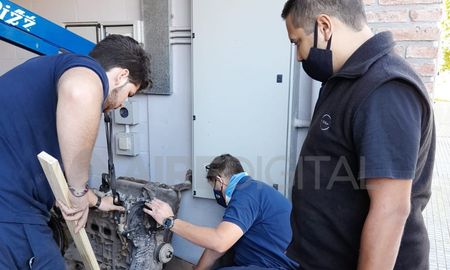 La donación de motores y caja de velocidad a la Escuela Técnica Nº 1140 Monseñor Carlos Macagno se realizó el pasado viernes en un acto. La donación de motores y caja de velocidad a la Escuela Técnica Nº 1140 Monseñor Carlos Macagno se realizó el pasado viernes en un acto.