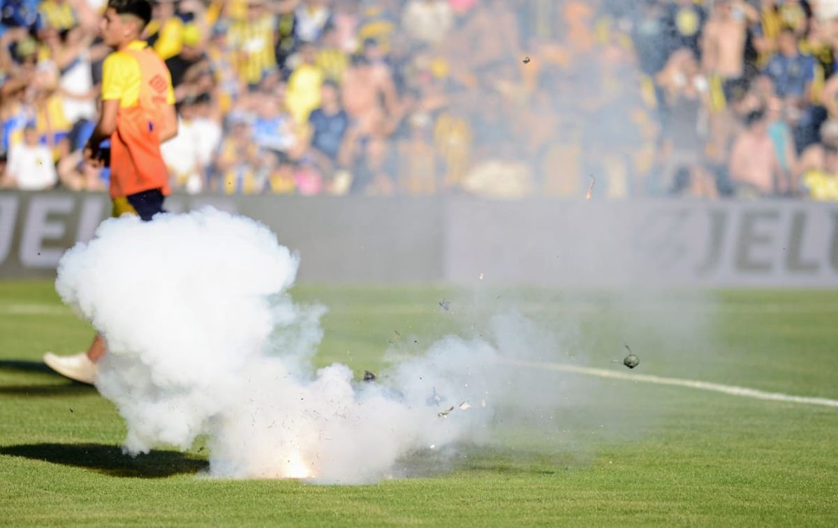 Acá no pasó nada. Después de que la hinchada de Rosario Central arrojará una bomba de estruendo al campo de juego