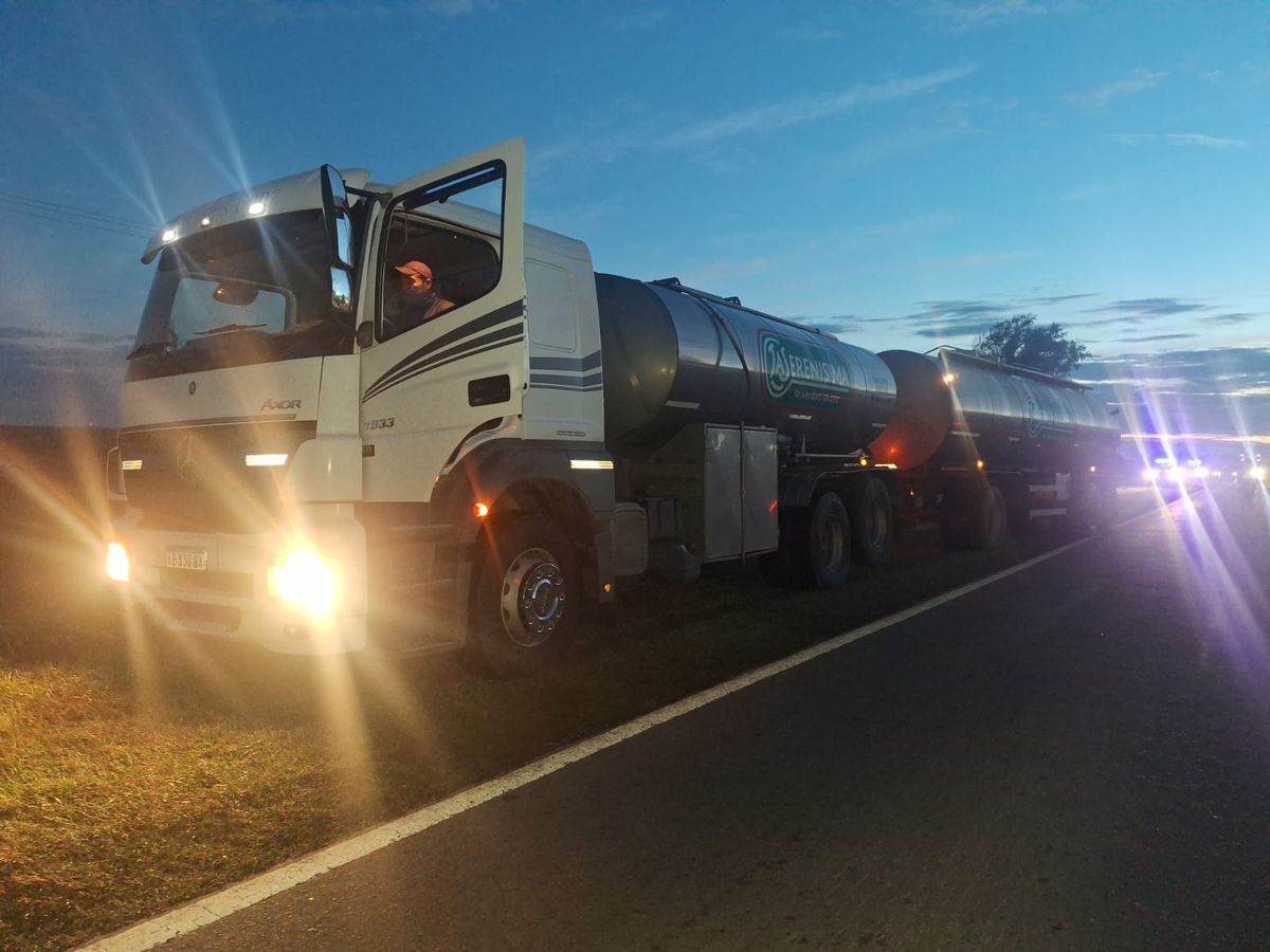El camión que participó del accidente pertenece a una marca de lácteos. El camión que participó del accidente pertenece a una marca de lácteos.