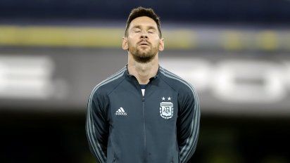 Los botines personalizados de Lionel Messi luego de superar el récord de goles de Pelé