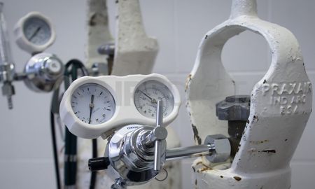 Los pacientes obtienen el oxígeno a través de una red de tuberías, pero algunos hospitales lo reciben en cilindros de gas portátiles que se administran directamente a las personas internadas. Los pacientes obtienen el oxígeno a través de una red de tuberías, pero algunos hospitales lo reciben en cilindros de gas portátiles que se administran directamente a las personas internadas.