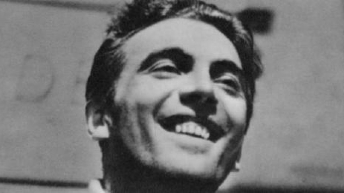 Debido a su militancia y escritos a favor del comunismo y en contra del fascismo, fue detenido en diferentes ocasiones.