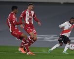 Unión cayó de manera estrepitosa por 4-0 con River y sufrió un duro golpe por la segunda fecha del Torneo de la Liga Profesional. Unión cayó de manera estrepitosa por 4-0 con River y sufrió un duro golpe por la segunda fecha del Torneo de la Liga Profesional.