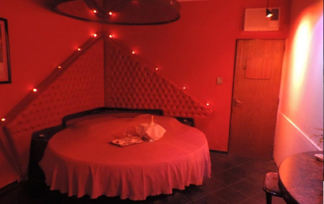 Escándalo en un motel: eran once para una orgía