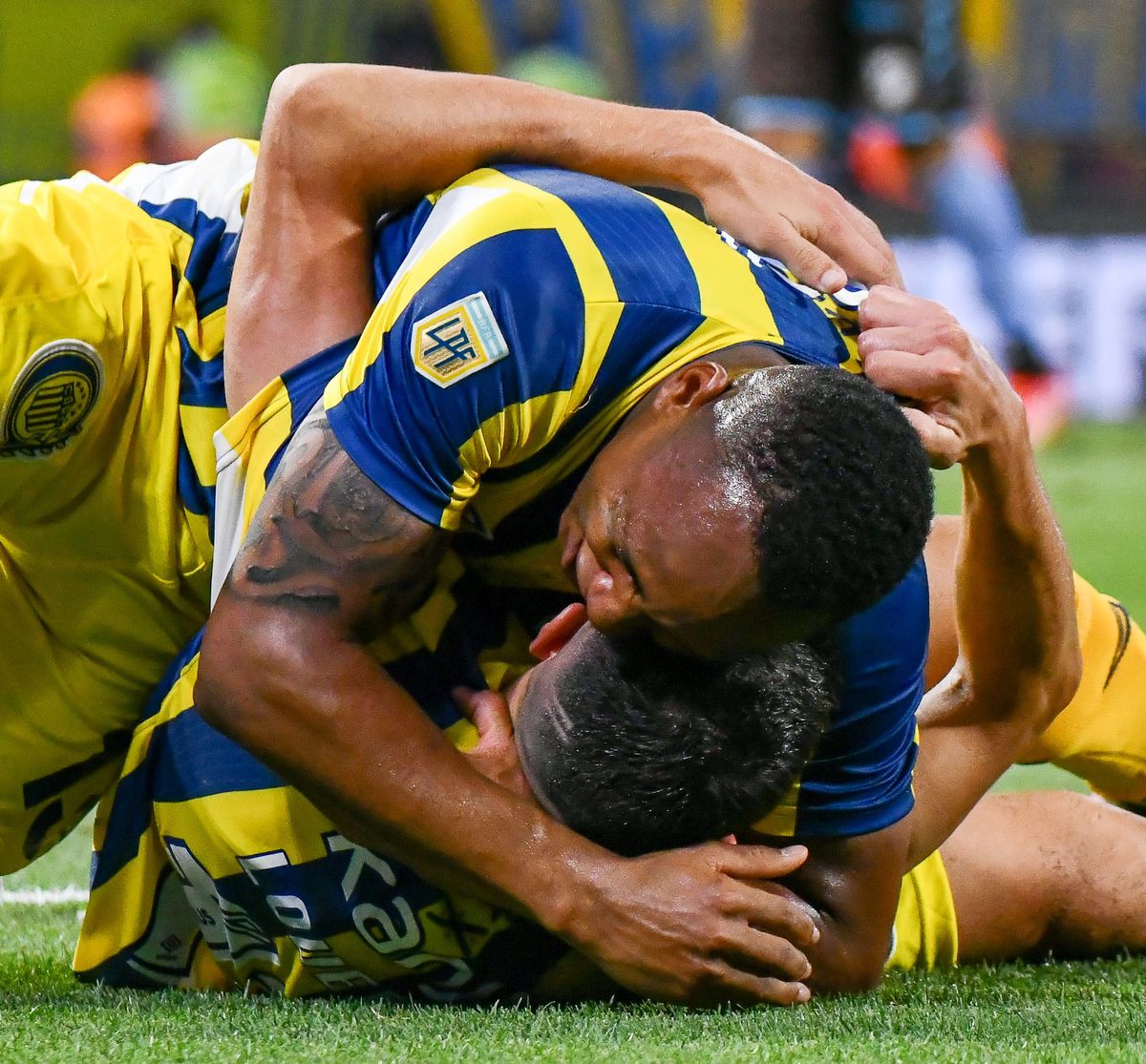 El festejo de los jugadores de Rosario Central. El festejo de los jugadores de Rosario Central.