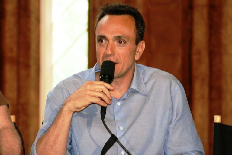 Azaria también es conocido por dar voz a los personajes de Moe Szyslak, el Jefe Gorgory, el tipo de las historietas y Carl Carlson, que es negro. 