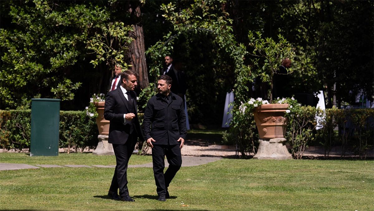 Macron y Zelenski dialogan en los jardines del Vaticano, antes del funeral del Papa. Macron y Zelenski dialogan en los jardines del Vaticano, antes del funeral del Papa.