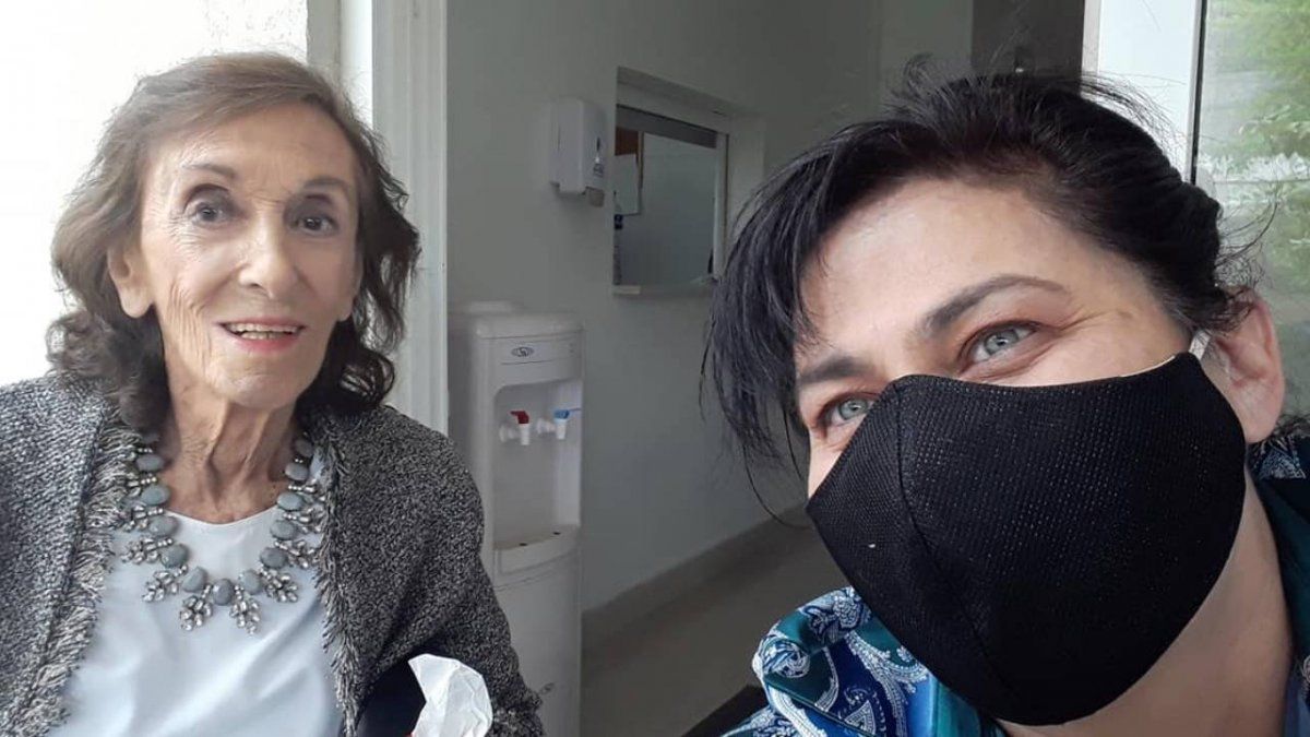 Mirta Wons se hizo presente en la residencia donde vive Hilda Bernard.