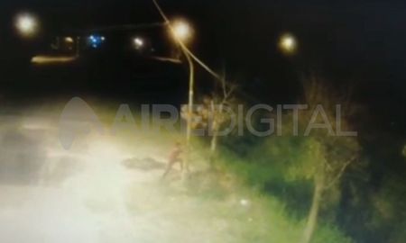 El instante en que un audaz delincuente trepó el poste. El instante en que un audaz delincuente trepó el poste.