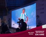 Un impactante Diego Maradona en una pantalla interactúa con la gente a través de inteligencia artificial. Un impactante Diego Maradona en una pantalla interactúa con la gente a través de inteligencia artificial.