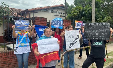 Abrazo simbólico en la escuela Adelia Di Carlo contra la propuesta paritaria. Abrazo simbólico en la escuela Adelia Di Carlo contra la propuesta paritaria.