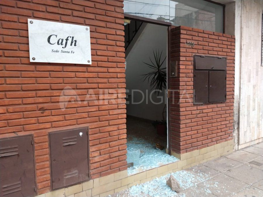 El día de vidrios rotos: vandalizaron un colectivo, un negocio y el frente de un edificio