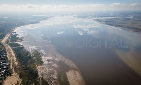 Con la bajante, el lecho emergió en distintos tramos del norte de la laguna Setúbal. Con la bajante, el lecho emergió en distintos tramos del norte de la laguna Setúbal.