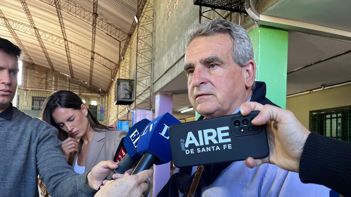 El ex ministro de Defensa y diputado Agustín Rossi afirmó que el DNU “no mejora el sistema de inteligencia” y que transforma a la SIDE en una “fuerza parapolicial”.