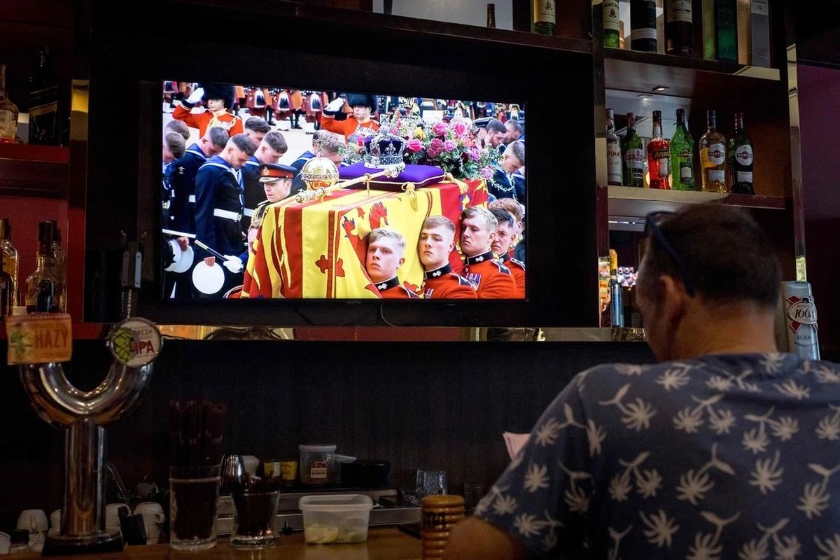 Los británicos siguen el funeral de la reina en sus pantallas.