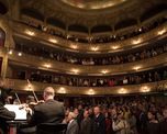 La noche del domingo, la Orquesta Sinfónica Provincial de Santa Fe ofreció su tradicional concierto de Gala ante una sala colmada. La noche del domingo, la Orquesta Sinfónica Provincial de Santa Fe ofreció su tradicional concierto de Gala ante una sala colmada.