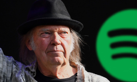 Continúa la disputa entre el músico y la plataforma de streaming por la causa antivacunas. Continúa la disputa entre el músico y la plataforma de streaming por la causa antivacunas.