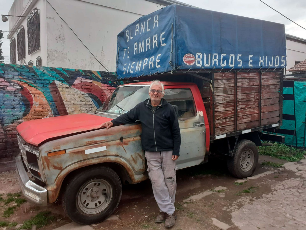 Perdió a su esposa hace 9 años y le escribió un mensaje de amor en su flete: la historia detrás de una foto viral