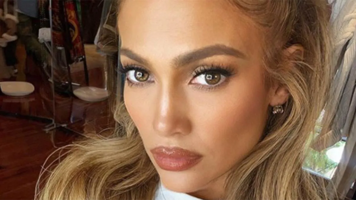 Jennifer López disfrutó de la playa bajó la luna