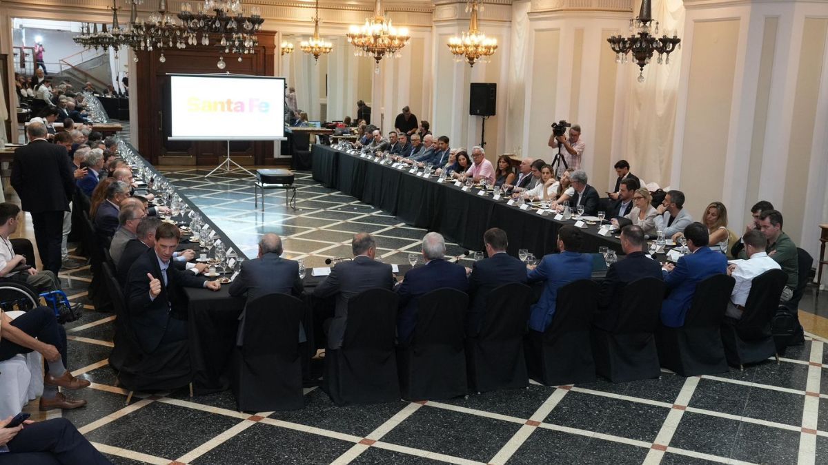 En el encuentro participaron funcionarios del gobierno de la provincia de Santa Fe y de la Bolsa de Comercio de Rosario. En el encuentro participaron funcionarios del gobierno de la provincia de Santa Fe y de la Bolsa de Comercio de Rosario.