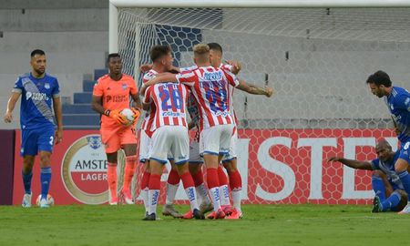 Cabrera y Márquez le dieron la victoria por 2-1 a Unión sobre Emelec para pasar a octavos de final de la Copa Sudamericana. Cabrera y Márquez le dieron la victoria por 2-1 a Unión sobre Emelec para pasar a octavos de final de la Copa Sudamericana.