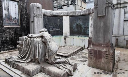 Día de los enamorados: historias de amor y desamor en el cementerio de la Recoleta