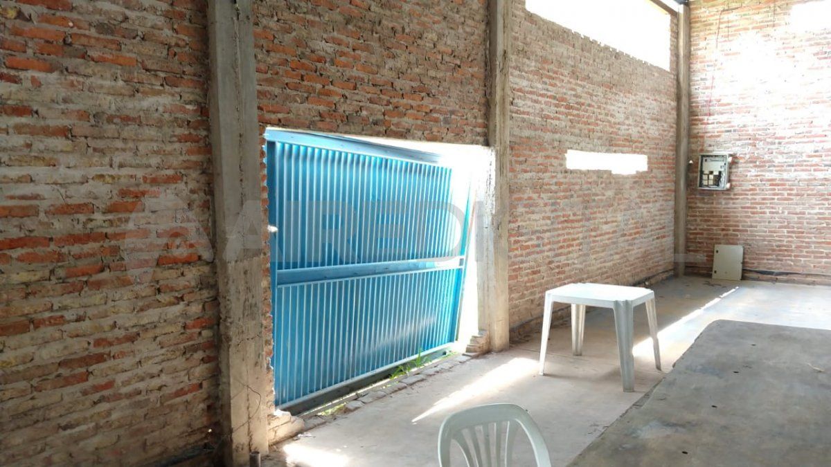 El portón que "barretearon" para ingresar. 