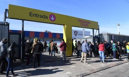 La mujer llegó acompañada de su hijo y una vez que recibió la dosis, se dirigieron a la sala de espera para aguardar los 15 minutos de espera que recomiendan los especialistas. En ese momento, se descompensó y falleció.Foto: Infobae La mujer llegó acompañada de su hijo y una vez que recibió la dosis, se dirigieron a la sala de espera para aguardar los 15 minutos de espera que recomiendan los especialistas. En ese momento, se descompensó y falleció.Foto: Infobae