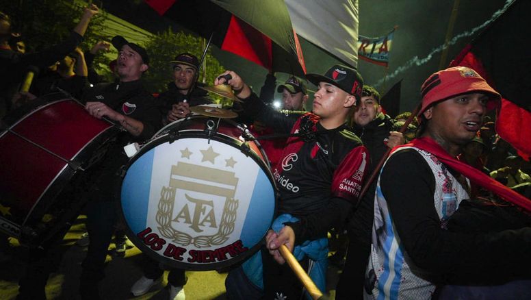 Colón cumple 121 años: las mejores fotos de la caravana y los festejos de los hinchas sabaleros