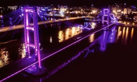 emergencia feminista: el puente colgante se tine de violeta contra la violencia machista emergencia feminista: el puente colgante se tine de violeta contra la violencia machista