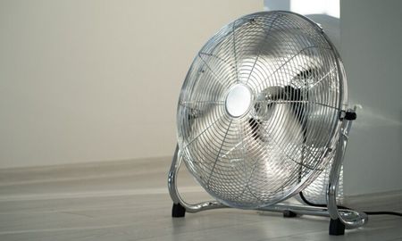 Cómo arreglar un ventilador de pie que gira lento, de forma simple (Foto: Freepik). Cómo arreglar un ventilador de pie que gira lento, de forma simple (Foto: Freepik).