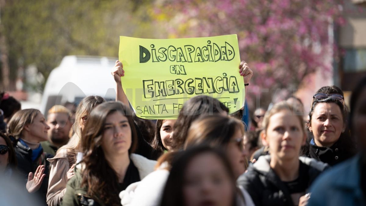 Más de 300 personas se concentraron frente a Casa de Gobierno y luego marcharon hasta la Superintendencia de Servicios de Salud en Santa Fe