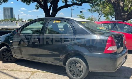 El auto estaba estacionado en una dársena de Avenida 7 Jefes al 3.900, entre Luciano Molina y Domingo Silva, ciudad de Santa Fe. El auto estaba estacionado en una dársena de Avenida 7 Jefes al 3.900, entre Luciano Molina y Domingo Silva, ciudad de Santa Fe.