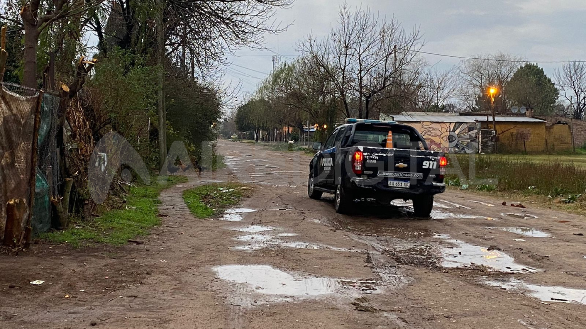 Policías de la Agencia de Investigación Criminal, junto con Fiscalía, investigan el ataque en barrio Las Lomas.