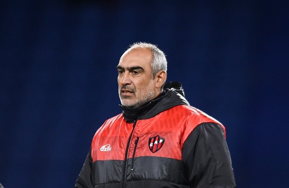 Iván Delfino sería el nuevo entrenador de Colón. Iván Delfino sería el nuevo entrenador de Colón.