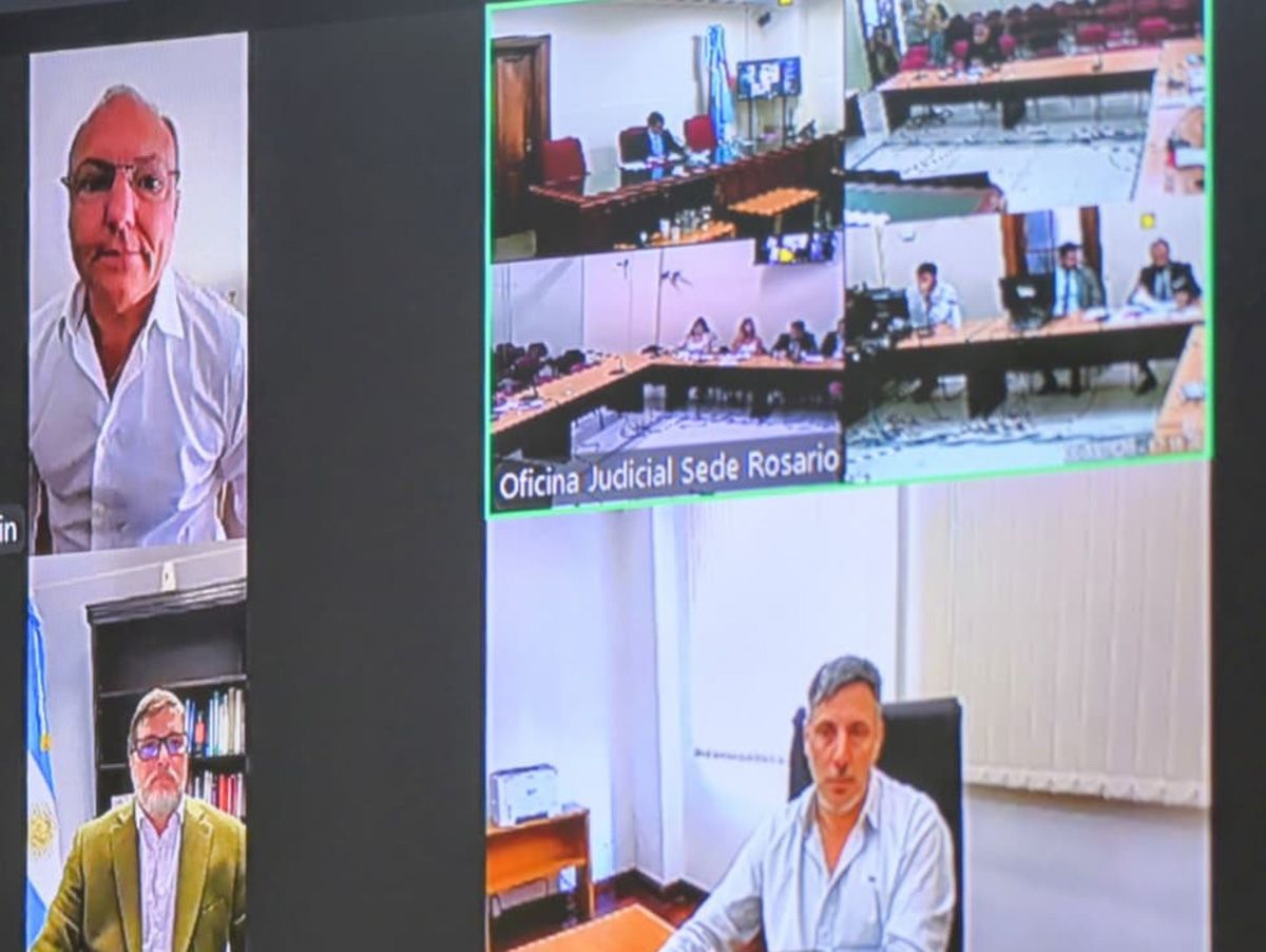 Gastón Salmain (arriba a la izquierda) no viajó a Rosario y siguió la audiencia a través del sistema de videoconferencia.