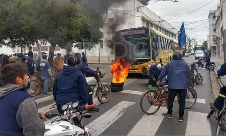 Este viernes cartoneros realizaron una manifestación que complicó el tránsito en el microcentro de Santa Fe. Este viernes cartoneros realizaron una manifestación que complicó el tránsito en el microcentro de Santa Fe.