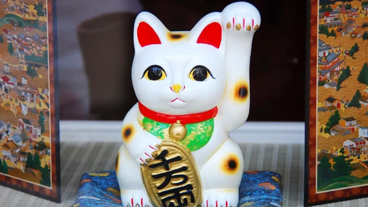 El Feng Shui asegura que el Maneki Neko puede transformar la energía de tu casa y atraer abundancia. El Feng Shui asegura que el Maneki Neko puede transformar la energía de tu casa y atraer abundancia.