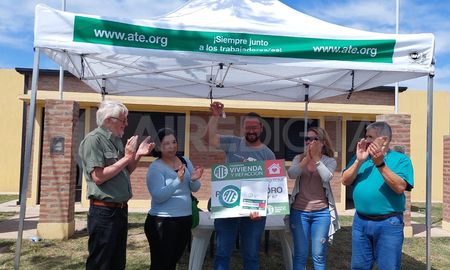 Hoffmann encabezó el acto de entrega de viviendas en Santo Tomé. Hoffmann encabezó el acto de entrega de viviendas en Santo Tomé.