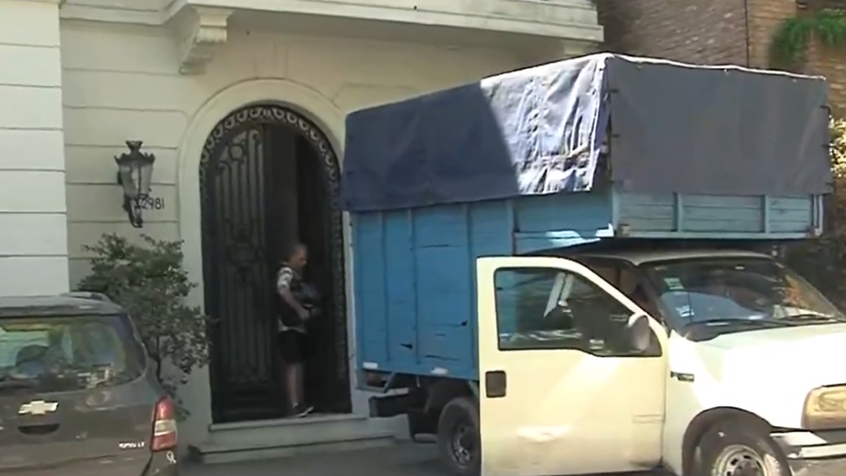 Roberto García Moritán mudándose de la casa de Pampita. Roberto García Moritán mudándose de la casa de Pampita.