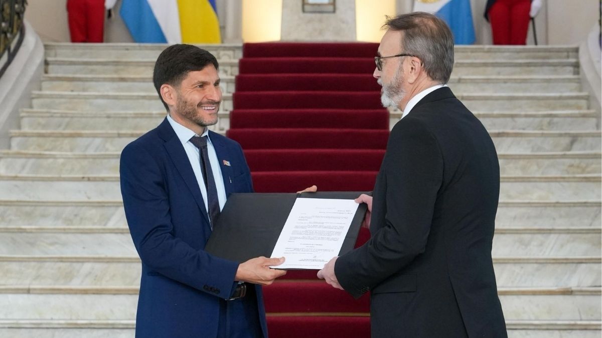 Tras el saludo protocolar, Pullaro agradeció la visita del diplomático ucraniano y lo declaró Huésped de Honor de la Provincia de Santa Fe. Tras el saludo protocolar, Pullaro agradeció la visita del diplomático ucraniano y lo declaró Huésped de Honor de la Provincia de Santa Fe.