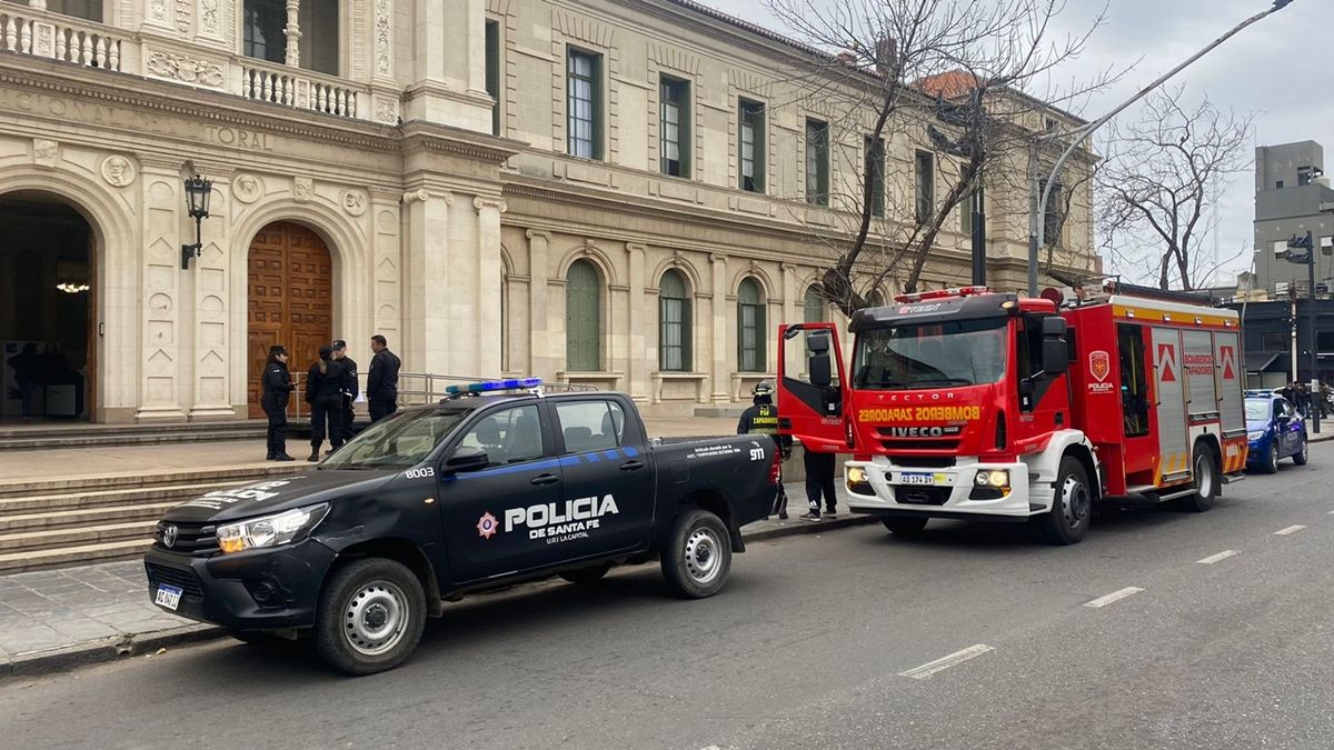 Aunque se desconocen de las causas del mismo y las pérdidas ocasionadas, la policía llegó al lugar para determinar, a través de peritajes, el origen del incendio. 