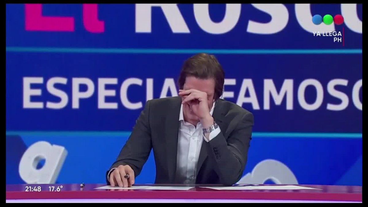 Iván de Pineda no pudo contener la risa ante el error sutil de un participante.&nbsp;