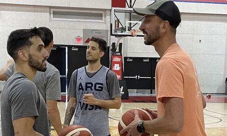 Emanuel Ginóbili visitó a la Selección Argentina de básquet en la previa a los Juegos Olímpicos de Tokio. Emanuel Ginóbili visitó a la Selección Argentina de básquet en la previa a los Juegos Olímpicos de Tokio.