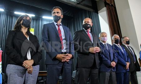 Elpresidente de la Cámara Federal de Apelaciones de Rosario, Aníbal Pineda, se reunió esta mañana con el gobernador Omar Perotti y el presidente de la Corte Suprema de la provincia, RobertoFalistocco, entre otros funcionarios. Elpresidente de la Cámara Federal de Apelaciones de Rosario, Aníbal Pineda, se reunió esta mañana con el gobernador Omar Perotti y el presidente de la Corte Suprema de la provincia, RobertoFalistocco, entre otros funcionarios.