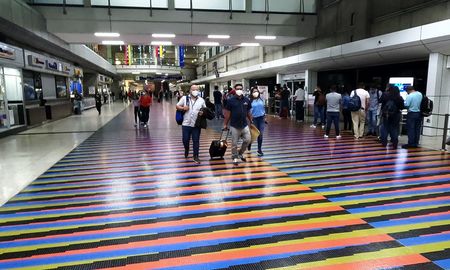 El caso se detectó en el Aeropuerto Internacional Simón Bolívar de Maiquetía, a 24 km de Caracas. La persona infectada llegó de España. El caso se detectó en el Aeropuerto Internacional Simón Bolívar de Maiquetía, a 24 km de Caracas. La persona infectada llegó de España.