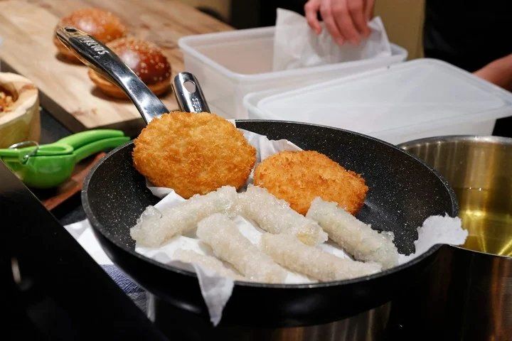 La hamburguesa de pollo de laboratorio en la sartén ya freídas (AFP).